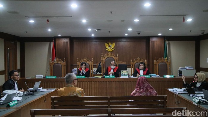 Eks Komisaris Utama Pertamina Basuki Tjahaja Purnama saat memberikan keterangan sebagai saksi di Pengadilan Tindak Pidana Korupsi Jakarta, Senin (2/3/2026). Sidang dugaan korupsi pengadaan liquefied natural gas (LNG) di Tipikor berlangsung panas ketika saksi Basuki Tjahaja Purnama atau Ahok berdebat dengan pengacara terdakwa di depan hakim.