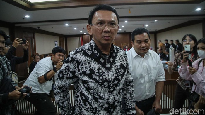 **Sidang LNG Melejit: Ahok dan Terdakwa Beradu Argumen Di Pengadilan**