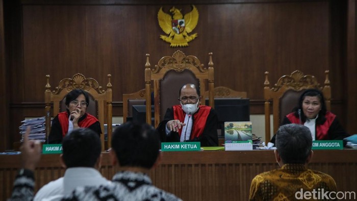 Eks Komisaris Utama Pertamina Basuki Tjahaja Purnama saat memberikan keterangan sebagai saksi di Pengadilan Tindak Pidana Korupsi Jakarta, Senin (2/3/2026). Sidang dugaan korupsi pengadaan liquefied natural gas (LNG) di Tipikor berlangsung panas ketika saksi Basuki Tjahaja Purnama atau Ahok berdebat dengan pengacara terdakwa di depan hakim.