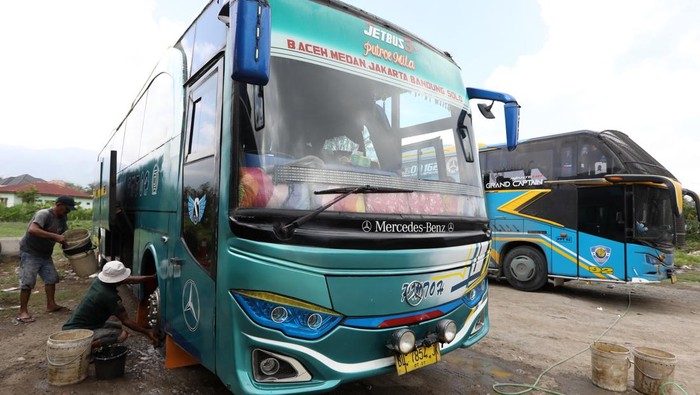 Pekerja membersihkan bus antar kota antar provinsi yang akan menjadi angkutan mudik lebaran Idul Fitri 1447 Hijriah di Banda Aceh, Aceh, Senin (2/3/2026). Kementerian Perhubungan memprediksi sekitar 144 juta orang diseluruh nusantara akan melakukan perjalanan mudik untuk merayakan hari raya Idul Fitri 2026 dengan menggunakan transportasi darat, laut dan udara. ANTARA FOTO/Irwansyah Putra/foc.