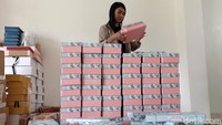 Ialah Rosita Lendy Renora (33) yang merupakan pengusaha box atau kemasan untuk hampers lebaran yang mampu meraup fulus atau keuntungan hingga ratusan juta.