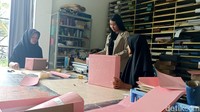 Sementara, beberapa karyawan sedang merakit box, hingga mendesain box pesanan pelanggan.