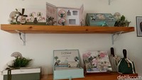 Rumah produksi milik Lendy berada di Desa Kemloko, Kecamatan Nglegok, Kabupaten Blitar. Ratusan box hampers lebaran tertata rapi sebelum dilakukan finishing.