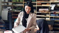 Menurutnya, box hampers diminati pelanggan dari luar daerah. Seperti Surabaya, Bandung, Jakarta, Batam dan sebagainya.