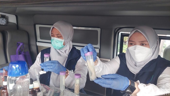 Petugas BBPOM uji kandungan bahan berbahaya di dalam jajanan takjil