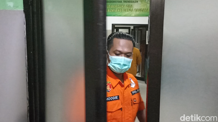 Petugas melakukan autopsi jasad istri di Trenggalek diduga bunuh diri usai viral dihajar suami berkaus Samapta
