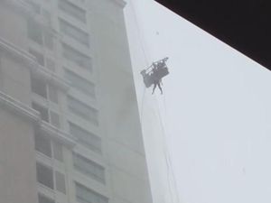 Video: Teknisi Apartemen Surabaya Tewas Terombang-ambing di Gondola