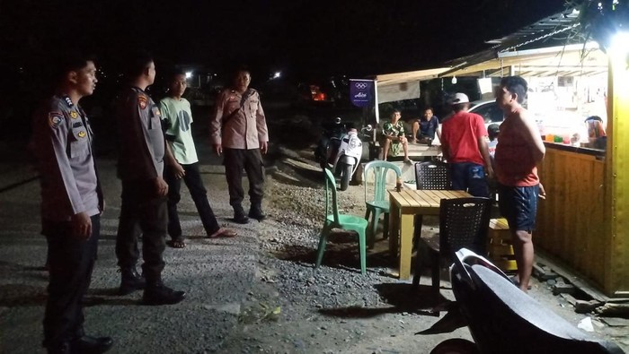 Polisi mendatangi TKP penganiayaan pria karena menolak ajakan nyabu temannya di Bone.