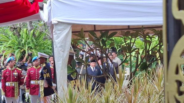 Presiden Prabowo Subianto memimpin Upacara Pemakaman Wakil Presiden ke-6 Republik Indonesia Try Sutrisno di TMP Kalibata, Jakarta Selatan, Senin (2/3/2026).