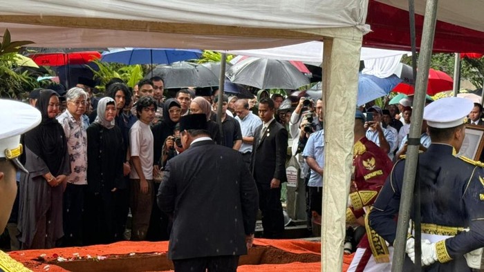 Presiden Prabowo Subianto memimpin pemakaman Try Sutrisno di TMP Kalibata. (Eva/detikcom)