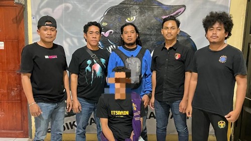 Pria inisial SR ditangkap polisi terkait dugaan penganiayaan dan pengancaman terhadap seorang anggota Polsek Monta. (Foto: Dok. Polres Bima)