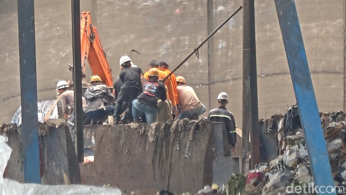 Proses evakuasi korban yang jatuh ke mesin pemilah sampah Putri Cempo, Senin (2/3/2026)