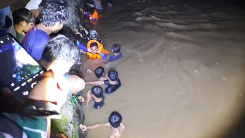 Proses pencarian bocah empat tahun yang hilang terseret arus sungai di Dusun Kampung Sigi, Desa Rato, Kecamatan Bolo, Kabupaten Bima, NTB, Senin (2/3/2026) malam. (Foto: Dok. BPBD Bima)