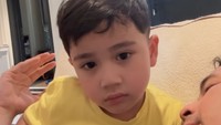Kan Aa waktu itu sama papa, kalau nanti Ajja kedesek-desek gimana?, tutur Raffi Ahmad. Kalau sepi Ajja mau bisa cium Hajar Aswat, Ajja mau ke Kabah lagi. Kalau Ajja ulang tahun, Ajja mau tidur cepat biar Ajja bisa lihat Hajar Aswad pas bangun masih sepi, bisa liat Hajar Aswad, kemarin lihat pintunya aja, tutur Rayyanza. Foto: Instagram Raffi Ahmad