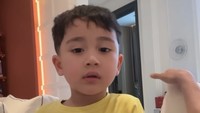 Ajja (panggilan Rayyazan) pengin banget cium Hajar Aswad, soalnya Aa (Rafathar) udah pernah kemarin, ungkap Rayyanza dilihat detikcom, Senin (2/3/2026). Foto: Instagram Raffi Ahmad