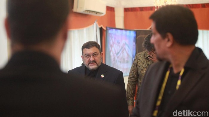 Duta Besar Iran untuk Indonesia Mohammad Boroujerdi memberikan keterangan pers di kediaman Duta Besar Iran, Jakarta, Senin (2/3/2025). Pernyataan pers terkait serangan AS dan Israel ke Iran serta meninggalnya Ayatollah Ali Khamenei.