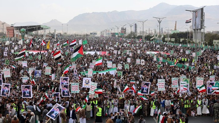 Ribuan orang membawa poster bergambar mendiang Pemimpin Tertinggi Iran, Ayatollah Ali Khamenei, saat menggelar aksi unjuk rasa menentang serangan Israel dan Amerika Serikat terhadap Iran di Sanaa, Yaman, Minggu (1/3/2026). Aksi tersebut berlangsung di tengah meningkatnya ketegangan kawasan menyusul kabar pembunuhan pemimpin tertinggi Iran itu. (REUTERS/Khaled Abdullah)