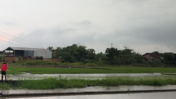Seorang balita diduga hilang terseret arus banjir di parit wilayah Dusun Jetis, Desa Bentangan, Kecamatan Wonosari, Klaten.