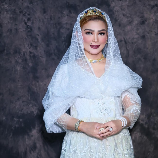 Riasan wajah yang flawless dengan fokus pada area mata yang dramatis semakin mempertegas kecantikannya di setiap foto. Tahi lalat khas di dekat bibirnya menjadi ciri khas yang membuat penampilan glamornya terlihat semakin ikonik. Foto: Dok. Instagram @syarifahsuraidah.