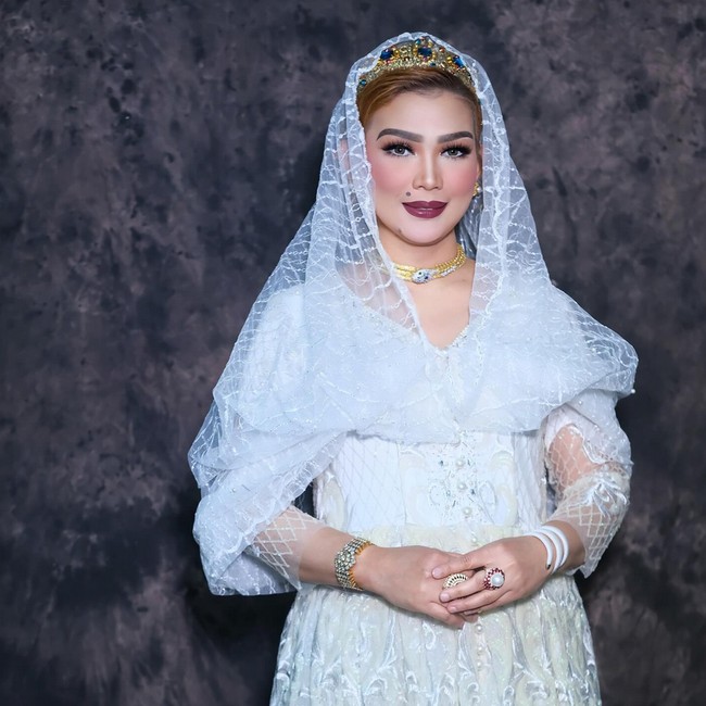 Penampilan Glamor Istri Gubernur Kaltim Sarifah saat Berkerudung yang Disorot