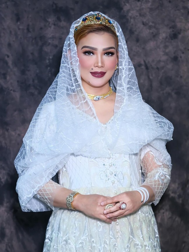 Penampilan Glamor Istri Gubernur Kaltim Sarifah saat Berkerudung yang Disorot