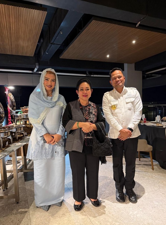 Saat menyambut kedatangan Ketua Komisi IV DPR RI, Titiek Suharto dan Kapolri di Samarinda, Kalimantan Timur, wanita kelahiran 1 Januari 1981 ini mengenakan setelan warna powder blue senada dengan warna kerudung bahan ceruty. Foto: Dok. Instagram @syarifahsuraidah.