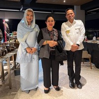 Saat menyambut kedatangan Ketua Komisi IV DPR RI, Titiek Suharto dan Kapolri di Samarinda, Kalimantan Timur, wanita kelahiran 1 Januari 1981 ini mengenakan setelan warna powder blue senada dengan warna kerudung bahan ceruty. Foto: Dok. Instagram @syarifahsuraidah.