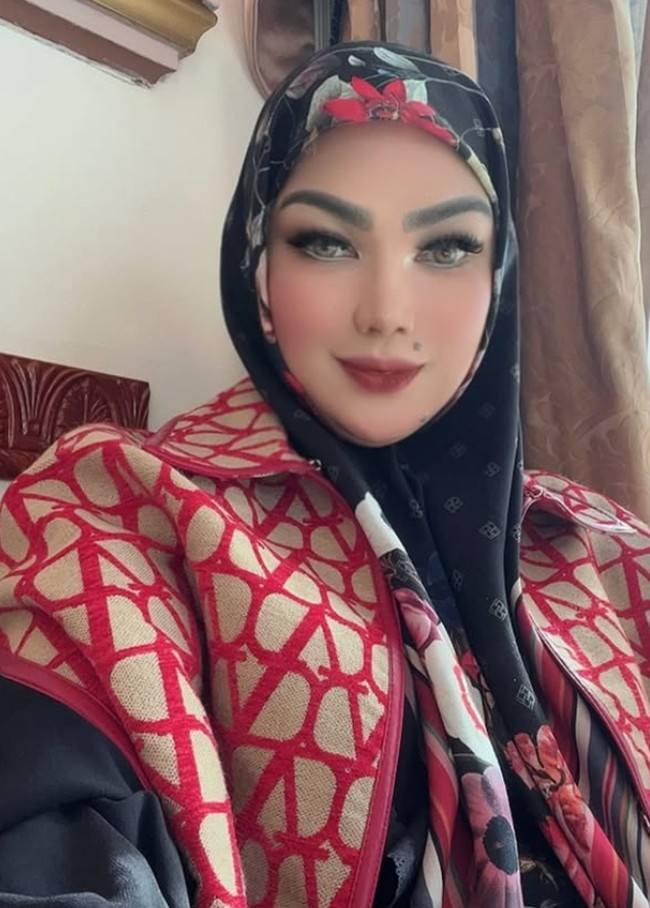 Dalam tampilan yang lebih santai, ia memilih outer dengan motif geometris yang dipadukan dengan hijab printing bunga. Konsistensinya dalam memadukan warna dan aksesori mewah selalu berhasil menarik perhatian publik. Foto: Dok. Instagram @syarifahsuraidah.