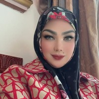 Dalam tampilan yang lebih santai, ia memilih outer dengan motif geometris yang dipadukan dengan hijab printing bunga. Konsistensinya dalam memadukan warna dan aksesori mewah selalu berhasil menarik perhatian publik. Foto: Dok. Instagram @syarifahsuraidah.