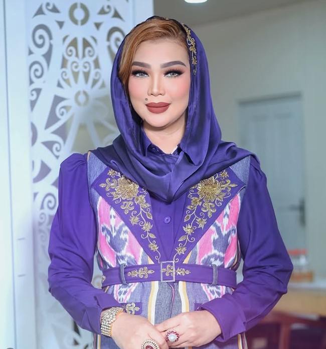 Dalam kesempatan lain, ia tampil stylish menggunakan busana bermotif etnik yang dipadukan dengan kerudung ungu yang cerah. Aksesori berupa cincin besar bermata merah dan gelang berkilau menambah kesan glamor pada penampilannya. Foto: Dok. Instagram @syarifahsuraidah.