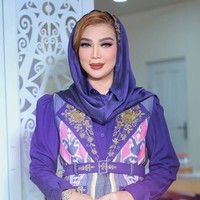 Dalam kesempatan lain, ia tampil stylish menggunakan busana bermotif etnik yang dipadukan dengan kerudung ungu yang cerah. Aksesori berupa cincin besar bermata merah dan gelang berkilau menambah kesan glamor pada penampilannya. Foto: Dok. Instagram @syarifahsuraidah.
