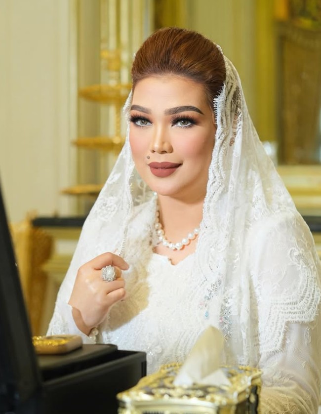 Serba putih, Sarifah Suraidah memperlihatkan tatanan rambut sasaknya dengan pulasan makeup flawless dan kerudung putih bahan lace yang mencuri perhatian. Foto: Dok. Instagram @syarifahsuraidah.