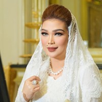 Serba putih, Sarifah Suraidah memperlihatkan tatanan rambut sasaknya dengan pulasan makeup flawless dan kerudung putih bahan lace yang mencuri perhatian. Foto: Dok. Instagram @syarifahsuraidah.