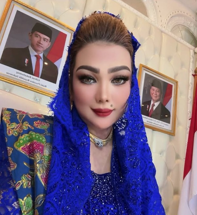 Politikus yang tergabung dalam Partai Golongan Karya (Golkar), ini terlihat anggun dalam balutan kebaya brokat berwarna biru elektrik yang mencolok di depan foto resmi kenegaraan. Kerudung berbahan lace transparan yang ia kenakan memberikan sentuhan feminin, namun tetap terlihat mewah. Foto: Dok. Instagram @syarifahsuraidah.