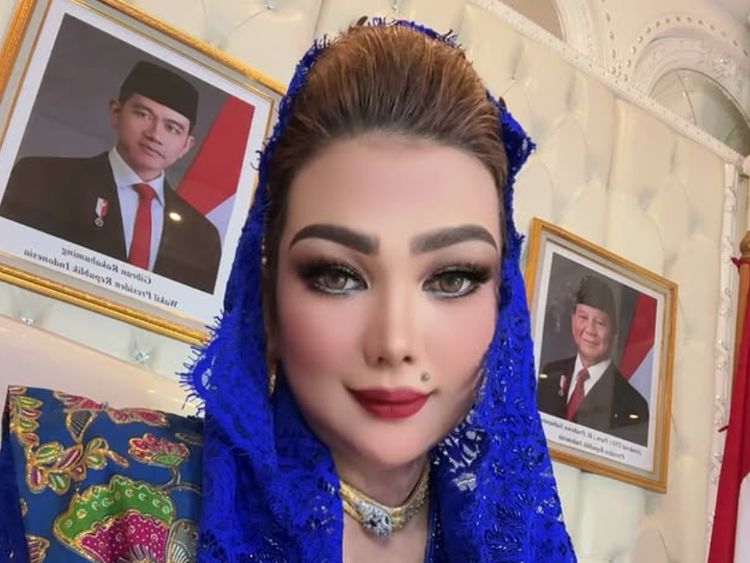 Gaya Glamor Berkerudung Istri Gubernur Kaltim Sarifah Suraidah, Viral Disorot