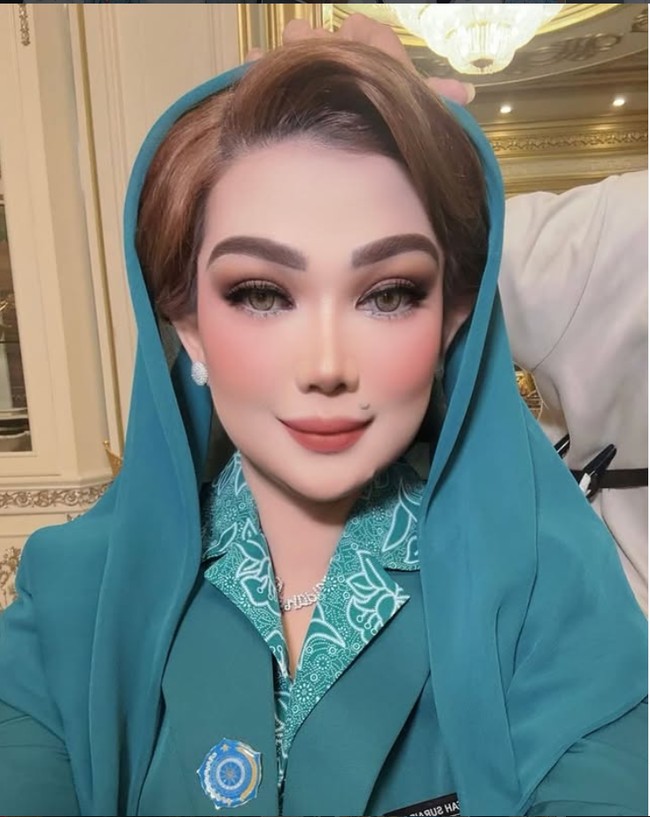 Ketua TP-PKK dan Posyandu Provinsi Kalimantan Timur dan Ketua Ikatan Istri Partai Golkar (IIPG) Kalimantan Timur ini tampil dengan seragam berwarna hijau tosca yang dipadukan dengan kerudung senada saat memberikan sambutan di atas podium. Gaya formalnya dilengkapi dengan kacamata berbingkai putih yang memberikan sentuhan modern. Foto: Dok. Instagram @syarifahsuraidah.