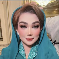 Ketua TP-PKK dan Posyandu Provinsi Kalimantan Timur dan Ketua Ikatan Istri Partai Golkar (IIPG) Kalimantan Timur ini tampil dengan seragam berwarna hijau tosca yang dipadukan dengan kerudung senada saat memberikan sambutan di atas podium. Gaya formalnya dilengkapi dengan kacamata berbingkai putih yang memberikan sentuhan modern. Foto: Dok. Instagram @syarifahsuraidah.