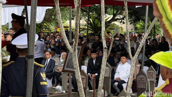 SBY-JK-Boediono menghadiri prosesi pemakaman Try Sutrisno. (Eva Savitri/detikcom)