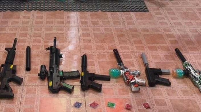 Sejumlah senjata mainan yang digunakan sekelompok remaja saling serang di Makassar.