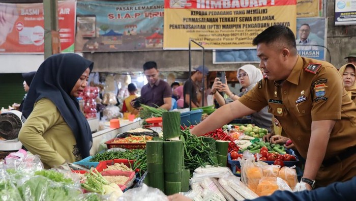 Sekretaris Daerah Aprizal Hasyim saat meninjau aktivitas perdagangan di Pasar Tradisional Lemabang.
