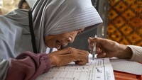 Puluhan lansia tampak antusias mengikuti pembelajaran, menunjukkan semangat menuntut ilmu tanpa mengenal usia di bulan suci Ramadan. Foto: ANTARA FOTO/Dedi Suwidiantoro