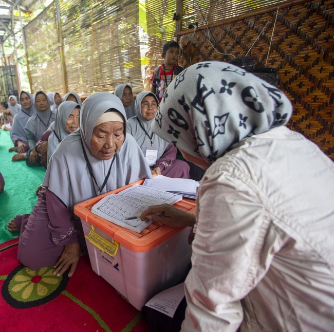 Semangat Lansia Indramayu Belajar Iqro di Pesantren Ramadan