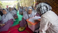 Sejumlah warga lanjut usia belajar membaca Iqro saat mengikuti Pesantren Ramadan Lansia di Desa Tegalurung, Indramayu. Foto: ANTARA FOTO/Dedi Suwidiantoro
