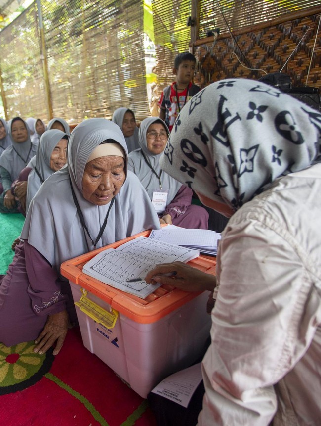 Semangat Lansia Indramayu Belajar Iqro di Pesantren Ramadan