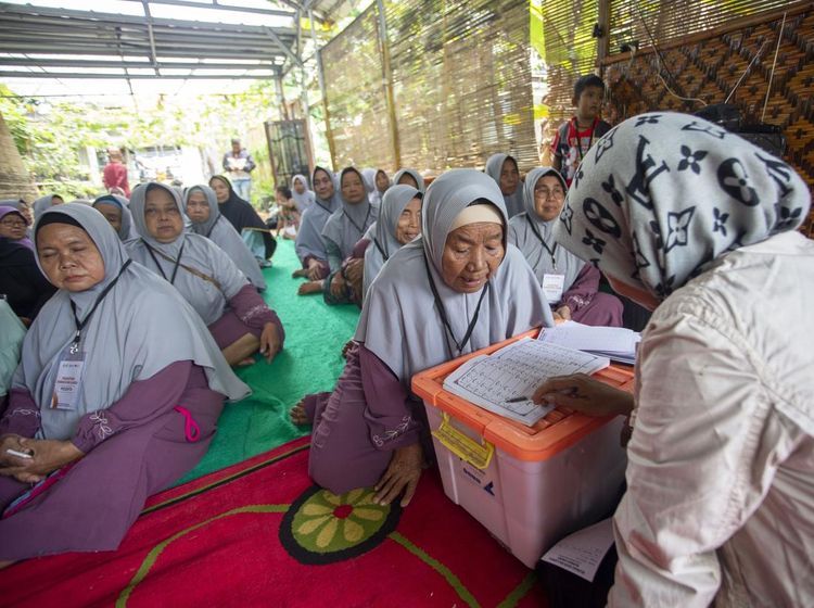 Semangat Lansia Indramayu Belajar Iqro di Pesantren Ramadan