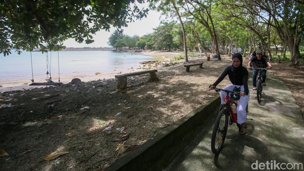 Serunya Liburan di Tanjung Lesung! Surga Watersport dan Konservasi Penyu dalam Satu Kawasan Kawasan Tanjung Lesung di Kabupaten Pandeglang, Banten, menjadi destinasi wisata pantai yang menawarkan pengalaman liburan lengkap dalam satu area. Tak hanya menyuguhkan panorama laut terbuka dengan pasir putih dan angin sepoi-sepoi, kawasan ini juga dikenal sebagai surga olahraga air sekaligus pusat edukasi konservasi penyu.