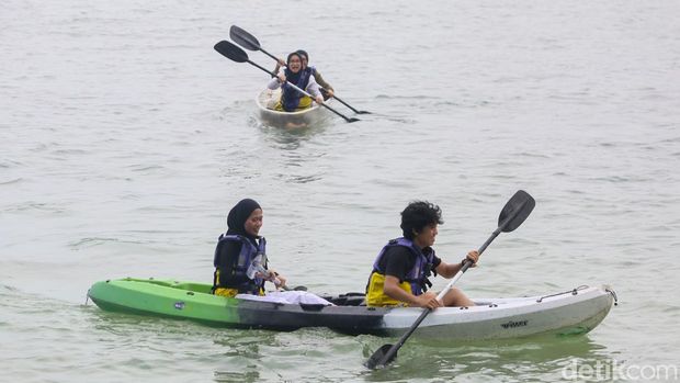Serunya Liburan di Tanjung Lesung! Surga Watersport dan Konservasi Penyu dalam Satu Kawasan Kawasan Tanjung Lesung di Kabupaten Pandeglang, Banten, menjadi destinasi wisata pantai yang menawarkan pengalaman liburan lengkap dalam satu area. Tak hanya menyuguhkan panorama laut terbuka dengan pasir putih dan angin sepoi-sepoi, kawasan ini juga dikenal sebagai surga olahraga air sekaligus pusat edukasi konservasi penyu.
