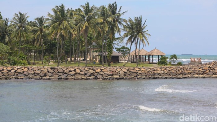 Kawasan Tanjung Lesung di Kabupaten Pandeglang, Banten, menjadi destinasi wisata pantai yang menawarkan pengalaman liburan lengkap dalam satu area. Tak hanya menyuguhkan panorama laut terbuka dengan pasir putih dan angin sepoi-sepoi, kawasan ini juga