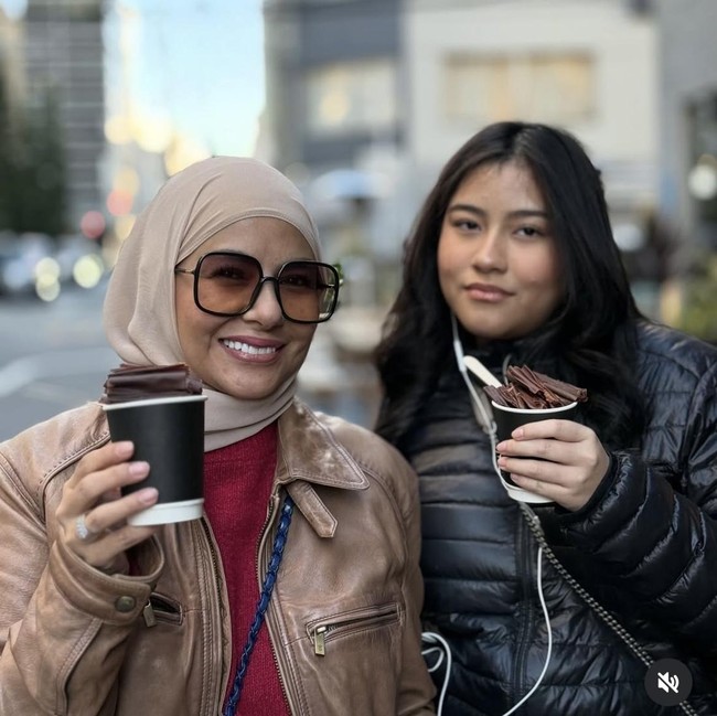 Serunya Meisya Siregar Kulineran Bareng Keluarga di Arab hingga Jepang