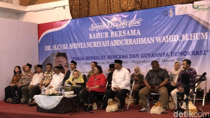 Istri Presiden ke-4 RI Abdurrahman Wahid, Sinta Nuriyah, saat tausiyah di tengah sahur di Gereja Kristus Raja Baciro, Jogja, Senin (2/3/2026).